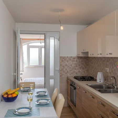 Nike - Two-bedroom With Terrace 아파트