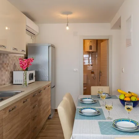 Nike - Two-bedroom With Terrace מליני